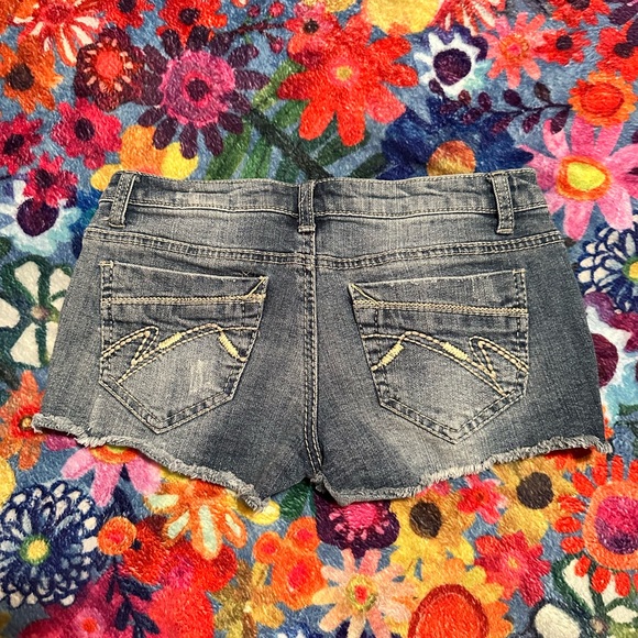 Junior’s size 0 jeans shorts with boho detailing - Picture 2 of 2
